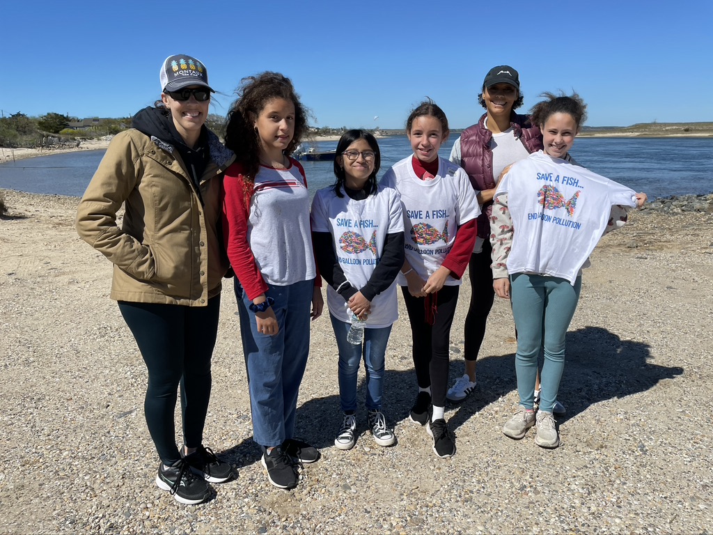 EH Middle School beach clean up students and their parents