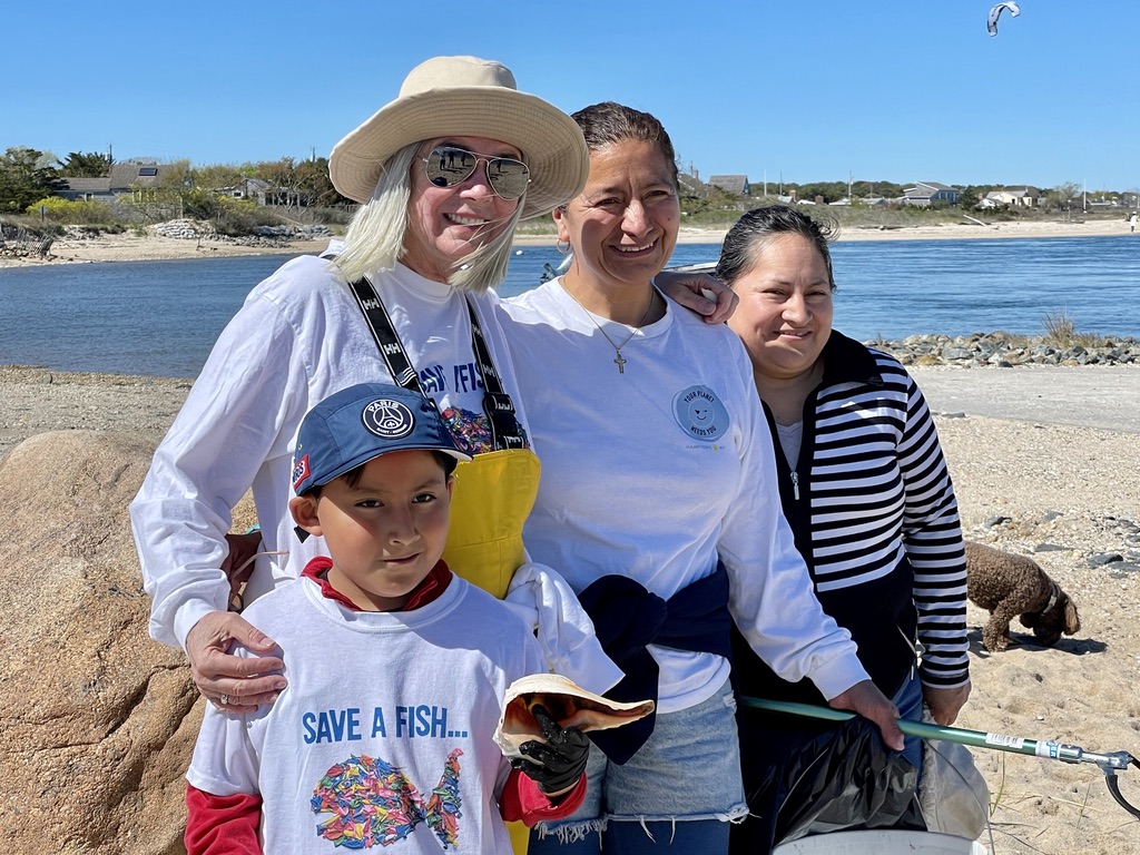 EH Trustee Susan McGraw-Keber with Beatriz Rivas and friends at beach clean up