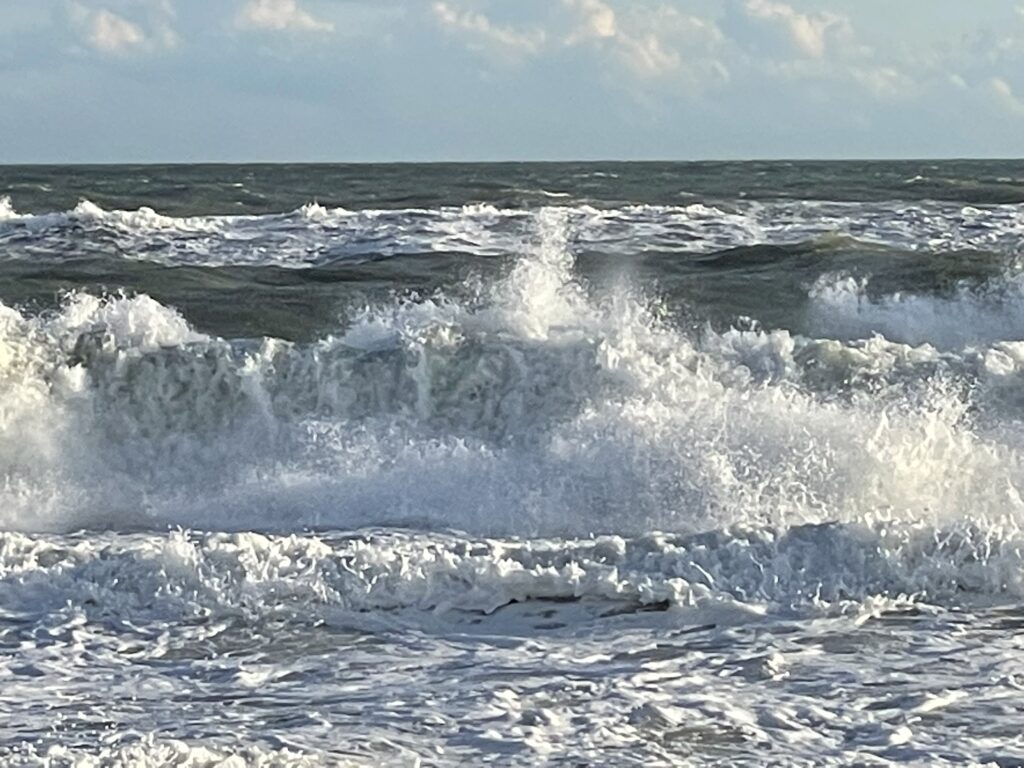 OCEAN WAVES BREAKING Photo Susan McGraw-Keber